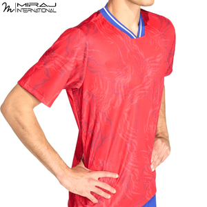 Nueva Camiseta de Rugby Sublimada de Alta Calidad, Color Rojo Brillante con Textura Sutil, Cuello en V, Manga Corta, Personalizable - Product Image 4