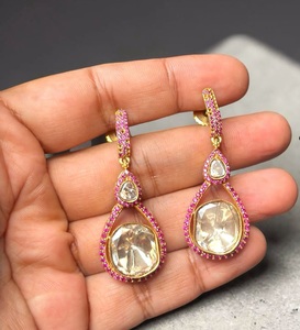 Magnifiques boucles d'oreilles de luxe plaquées or de haute qualité avec pierres, pour femmes et filles, idéales pour un cadeau, un mariage, une fiançailles ou une soirée. - Product Image 1