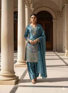Ensemble Salwar très demandé, parfait pour les fêtes et les mariages. Notre tenue de créateur : haut brodé, Salwar Farsi et Dupatta en Jimmy Choo. - Product Image 4