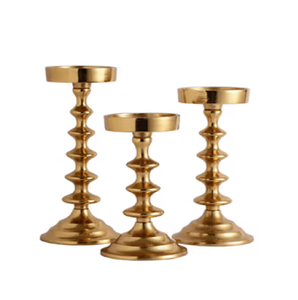 Elegantes y modernos pilares dorados con crestas geométricas escalonadas para un aspecto sofisticado, disponibles a precio de mayorista. - Product Image 1