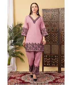 Nouvelle collection de vêtements pour femmes, décontractés et de fête, prêts à porter, en coton slub, Kurti et pantalon avec broderie. - Product Image 1