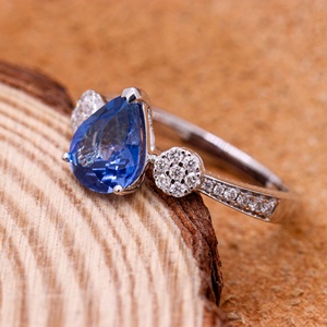 Bague en or blanc 18 carats avec saphir bleu naturel en forme de poire et diamants en grappe sur les côtés, Memoria Jewels - Product Image 4