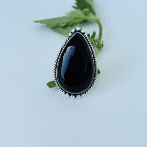 Bague au design classique en argent sterling 925 avec pierre précieuse onyx noir de forme poire pour femme, prix d'usine, vente en gros de bijoux - Product Image 2
