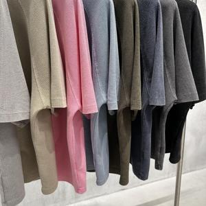 เสื้อยืดแขนสั้นทรงบ็อกซี่ผ้าคอตตอน/โพลีเอสเตอร์คุณภาพสูง สไตล์วาฟเฟิล ลุคซักยืดแบบดิสเทรส สำหรับผู้ชาย ใส่ได้ทั้งฤดูใบไม้ผลิและฤดูร้อน - Product Image 4