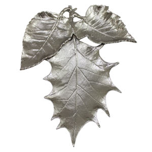 Plateau de service en aluminium moulé, design luxueux en forme de feuille, finition nickel brillant argenté et or brillant, pour la restauration hôtelière. - Product Image 3