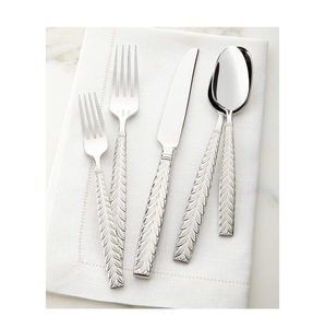 Elegante Juego de Cubiertos Plateados con Textura de Hoja - Juego de 5 Piezas de Acero Inoxidable: Cuchillo, Tenedores, Cucharas - Cubiertos con Motivo Botánico - Product Image 4