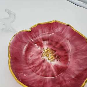 Bol décoratif artisanal en résine époxy rose moyen, design géode - Product Image 2