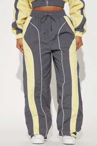 ชุดเซ็ต 2 ชิ้น เสื้อแจ็คเก็ตกันลมคุณภาพสูงสำหรับผู้หญิง ดีไซน์สวยงาม เหมาะสำหรับฤดูหนาว รับสกรีนโลโก้และสีตัดกัน ชุดวอร์มแบบ OEM - Product Image 6