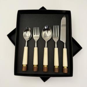 Ensemble de couverts en acier inoxydable avec manche en résine de forme ronde, finition miroir, manche argenté, pour la maison et l'hôtel - Product Image 1