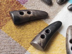 Bouton en corne de bœuf/buffalo vintage de haute qualité, 2 trous, pour couture, artisanat, vêtement, écologique, style animalier, naturel, poli - Product Image 3