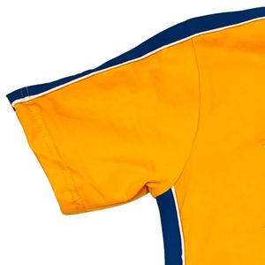 T-shirt Sigma Gamma Rho Gold Premium avec lettres grecques, détail latéral bleu, en coton doux, élégant et décontracté pour tous les jours - Product Image 3