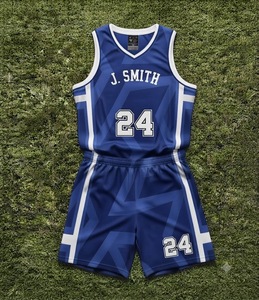 Ensemble d'uniformes de basketball sublimés personnalisés : Maillot et short de basketball, tenue d'équipe personnalisée, uniforme d'entraînement et de match respirant - Product Image 4