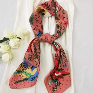 Élégant foulard bandana en soie imprimée pour femme, carré, tendance, pour la tête, les cheveux ou le cou, toucher satiné doux, design de créateur - Product Image 2