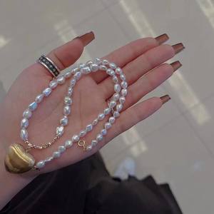 สร้อยคอผู้หญิงสไตล์เกาหลีย้อนยุค ดีไซน์หรูหรา ประดับมุกทรงไม่สมมาตร พร้อมจี้รูปหัวใจสุดเท่ สร้อยคอประดับกระดูกไหปลาร้า - Product Image 4