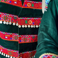 Robe ethnique afghane Kuchi pour filles, en mousseline de soie, manches longues, couleurs et tailles personnalisées, broderie artisanale, style artistique.