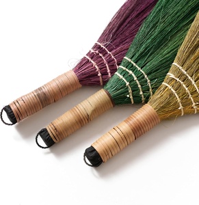 Balai en herbe du Vietnam coloré de taille moyenne avec manche en bambou - Product Image 4
