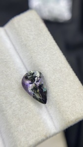 พลอยแทนซาไนต์เมอร์เมดทรงลูกแพร์ธรรมชาติแท้ ไม่ผ่านการอบสี คุณภาพเยี่ยม สีธรรมชาติ โซไซต์ 2.93 กะรัต สะอาดระดับ Loupe - Product Image 2