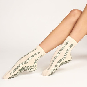 Chaussettes de yoga et de pilates rayées personnalisées de haute qualité pour femmes, antidérapantes, en coton et polyester - Product Image 2