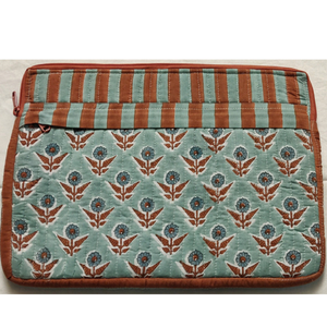 Housse pour ordinateur portable légère en coton matelassée et rembourrée, faite à la main, imprimée au bloc, écologique, douce pour la peau, durable, lavable en machine - Product Image 1