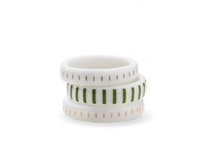 Bracelet jonc sculpté en résine de qualité supérieure, design tendance, vente en gros, nouveau bracelet coloré élégant avec breloques pour femme, idéal pour mariage et fête - Product Image 2