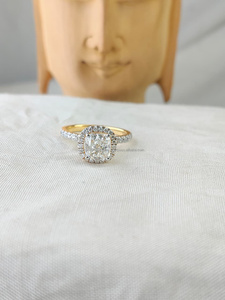Anillo de Diamantes con Corte Cojín y Diamantes Laterales Brillantes en Oro Amarillo – Una Combinación Brillante de Lujo y Belleza Atemporal - Product Image 5