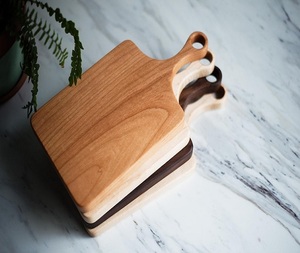 Tabla de cortar de madera de mango de forma personalizada de lujo con mango de cobre rústico, bandeja de madera para aperitivos, queso y frutas, sostenible y hecha a mano. - Product Image 3