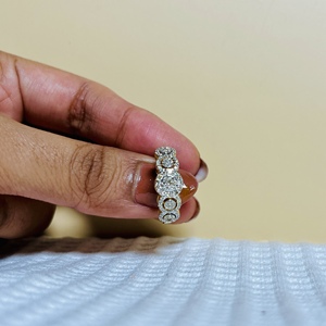 Bague pour femme en or jaune 18 carats avec plusieurs fleurs, diamants ronds taille brillant et pierres naturelles, style classique, cadeau de mariage - Product Image 2