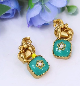 Pendientes elegantes de calidad premium con piedras chapadas en oro de lujo para mujeres y niñas, regalo para bodas, compromisos, fiestas y colecciones. - Product Image 3