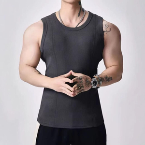 เสื้อกล้ามผู้ชายทรงเข้ารูปสำหรับออกกำลังกาย ฟิตเนส วิ่ง ปักลายกราฟิก ปรับแต่งได้ - Product Image 3
