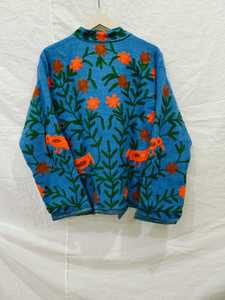 Veste en laine tricotée bleue à col montant brodée de fleurs, manches longues, faite à la main, pour femme, longueur standard, collection printemps - Product Image 3