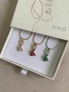 Pendentif SARVOTTAM en or 9 carats avec émeraude naturelle et ruban torsadé pour enfants et femmes, certifié IGI, bijoux fins pour tous les jours - Product Image 2