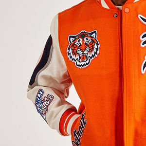 Blouson universitaire orange pour homme avec logo tigre brodé et écusson lettre D, coupe décontractée, vêtement d'hiver, services OEM, respirant et écologique - Product Image 4