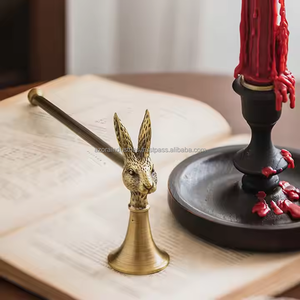 Étouffoir à bougie en laiton vintage de luxe personnalisé avec long manche, décoration d'intérieur écologique, objet de collection - Product Image 1