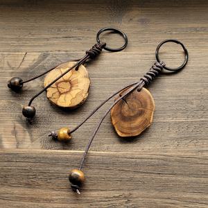 Porte-clés en bois rustique bio, inspiré de la nature, fait main, accessoire en bois naturel, design de logo personnalisable pour anniversaire/mariage - Product Image 5