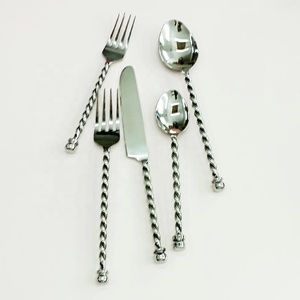 Ensemble de couverts plaqué argent en acier inoxydable de haute qualité avec couverts à poignée longue torsadée pour hôtel à la maison - Product Image 1