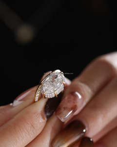 Bague de fiançailles/mariage pour femme, style vintage, or jaune 14 carats, diamant de laboratoire taille ovale, classique, certifié IGI - Product Image 3