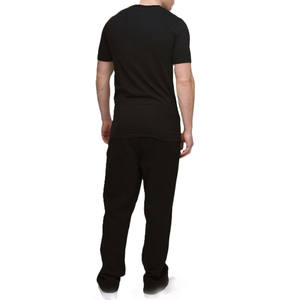 Camiseta de algodón negra sólida para hombre, de punto sencillo, con logo minimalista en el pecho, corte regular, estilo urbano, para suministro de marca privada. - Product Image 2