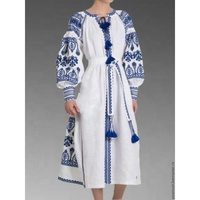 Belle robe chemise folklorique ukrainienne de style bohème en coton brodé blanc et bleu contrasté pour le printemps et l'été, décorée de glands