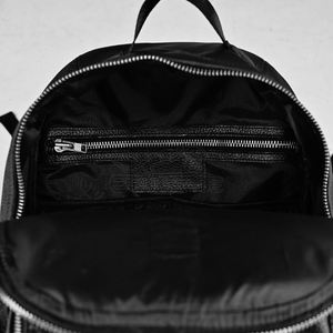 Bolsa de pañales de cuero multifuncional, espaciosa, para artículos esenciales del bebé, para biberones, juguetes, con logo personalizado, mochila de cuero negra para mamá - Product Image 2