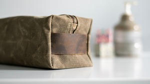 Trousse de Toilette Vintage pour Homme en Toile et Cuir Écologique 16oz avec Fermeture Éclair, Personnalisable avec Logo, pour Rasage et Cosmétiques - Product Image 4