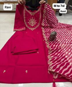 Colección Premium de Muselina de Seda con Adornos de Pita en el Yoke y Butti Dispersos, Kurti-Pant Recto y Dupatta Leheriya, Moda Femenina - Product Image 3