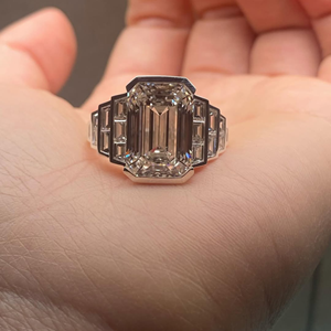 Anillo de Compromiso y Boda con Circonita Cúbica de Corte Esmeralda de 12 Quilates, Cultivada en Laboratorio, Chapado en Platino sobre Plata, Estilo Clásico - Product Image 5