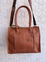 Bolso tote de cuero con grabado artesanal de diseño único, estilo gitano bohemio vintage, hecho a mano, de piel de vaca, para llevar cruzado o al hombro.