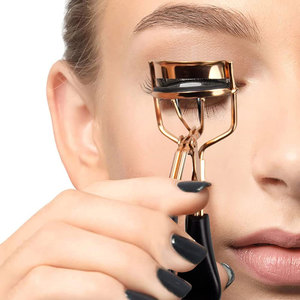 Recourbe-cils en acier inoxydable de qualité supérieure avec poignée ergonomique antidérapante, coussinets doux pour un recourbement en douceur et un effet liftant magnifique sur les yeux - Product Image 1