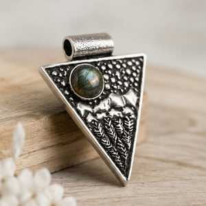 Pendentif Obsidienne et Labradorite avec serti clos, fait main en laiton et argent oxydé, unisexe, style gothique tribal géométrique, bijou statement - Product Image 4