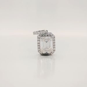 จี้เพชรทรงเอเมอรัลด์ 2 กะรัต พร้อมเพชรแล็บโกรว์แบบเฮโล ได้รับการรับรองจาก IGI ตัวเรือนทองคำขาว 14k ของขวัญสำหรับงานแต่งงาน เครื่องประดับสำหรับผู้หญิง - Product Image 1