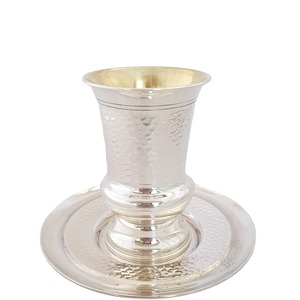 Coupe Kiddush en argent sterling martelé, faite à la main, écologique, avec soucoupe et plateau assortis, personnalisable, design artistique moderne pour - Product Image 1