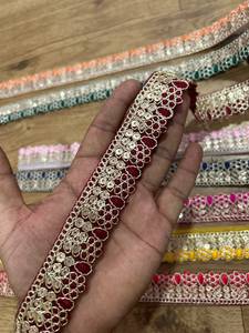 Borde de encaje Zari con trabajo de espejo hecho a mano en India, cinta decorativa multicolor para sari y dupatta al por mayor - Product Image 3
