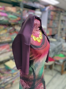 Dirac Alemán Suizo Multicolor Borgoña con Estampado de Ondas Abstractas |   Ropa para Fiestas y Eventos Somalíes - Product Image 2