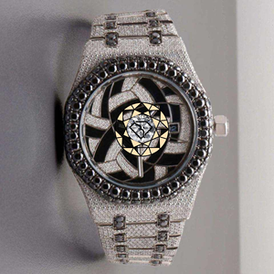 Reloj de Lujo para Hombre con Movimiento de Cuarzo, Acero Inoxidable, Esfera Esqueletizada, Bisel con Diamantes Negros y Brazalete con Incrustaciones de Diamantes - Product Image 3